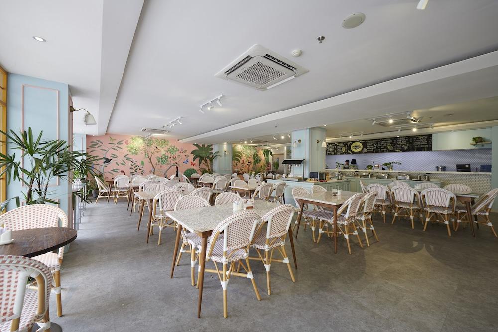 Verse Luxe Hotel Wahid Hasyim Jakarta Exterior photo