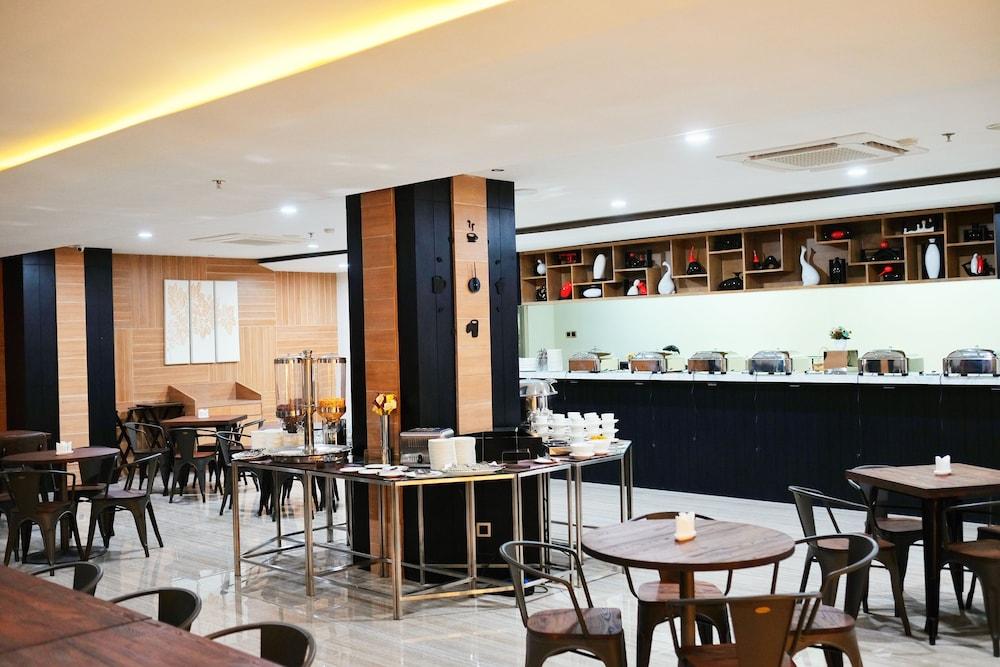 Verse Luxe Hotel Wahid Hasyim Jakarta Exterior photo