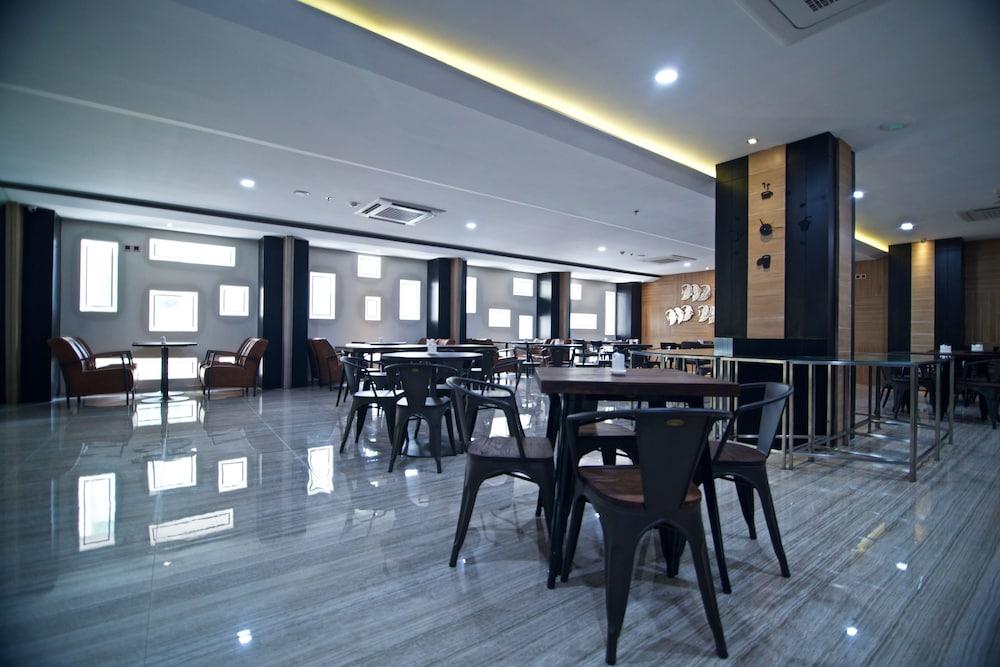 Verse Luxe Hotel Wahid Hasyim Jakarta Exterior photo