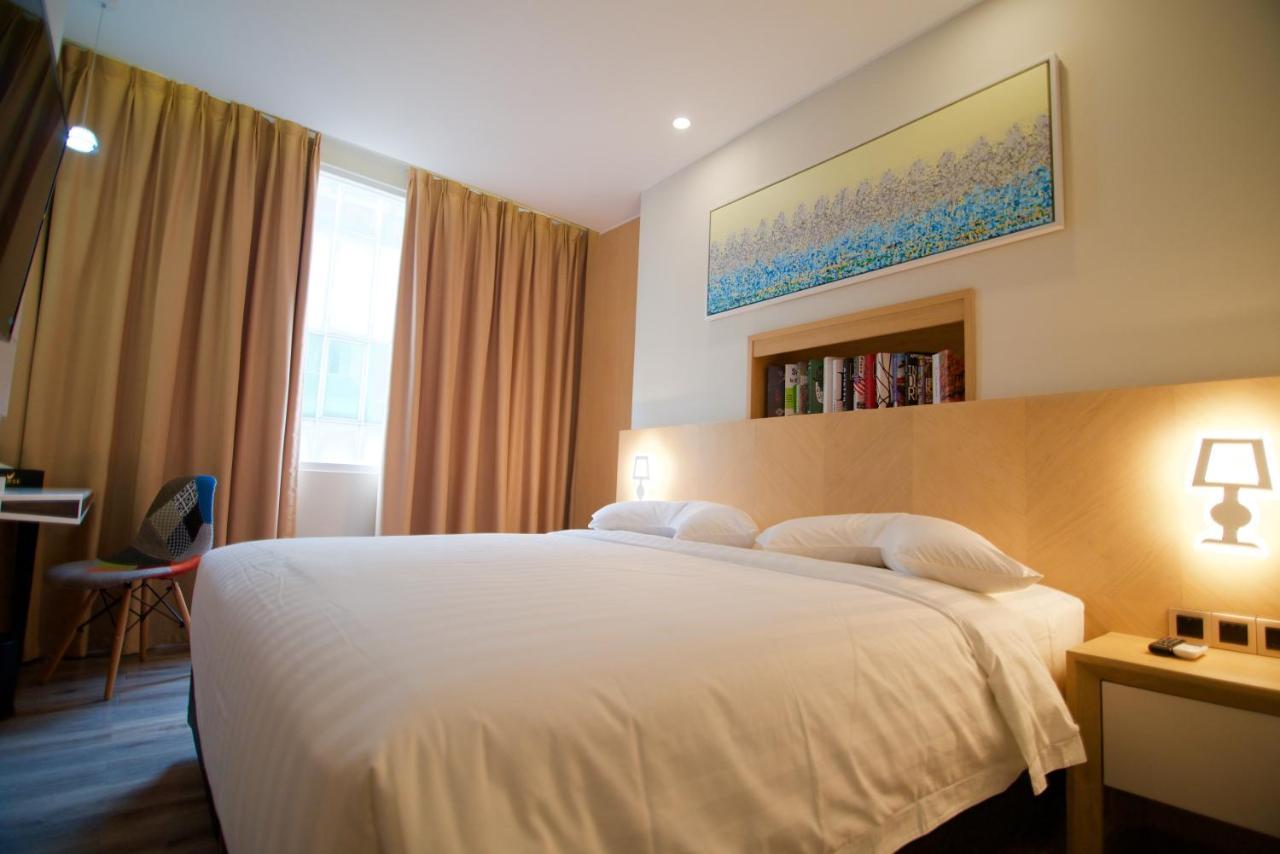 Verse Luxe Hotel Wahid Hasyim Jakarta Exterior photo
