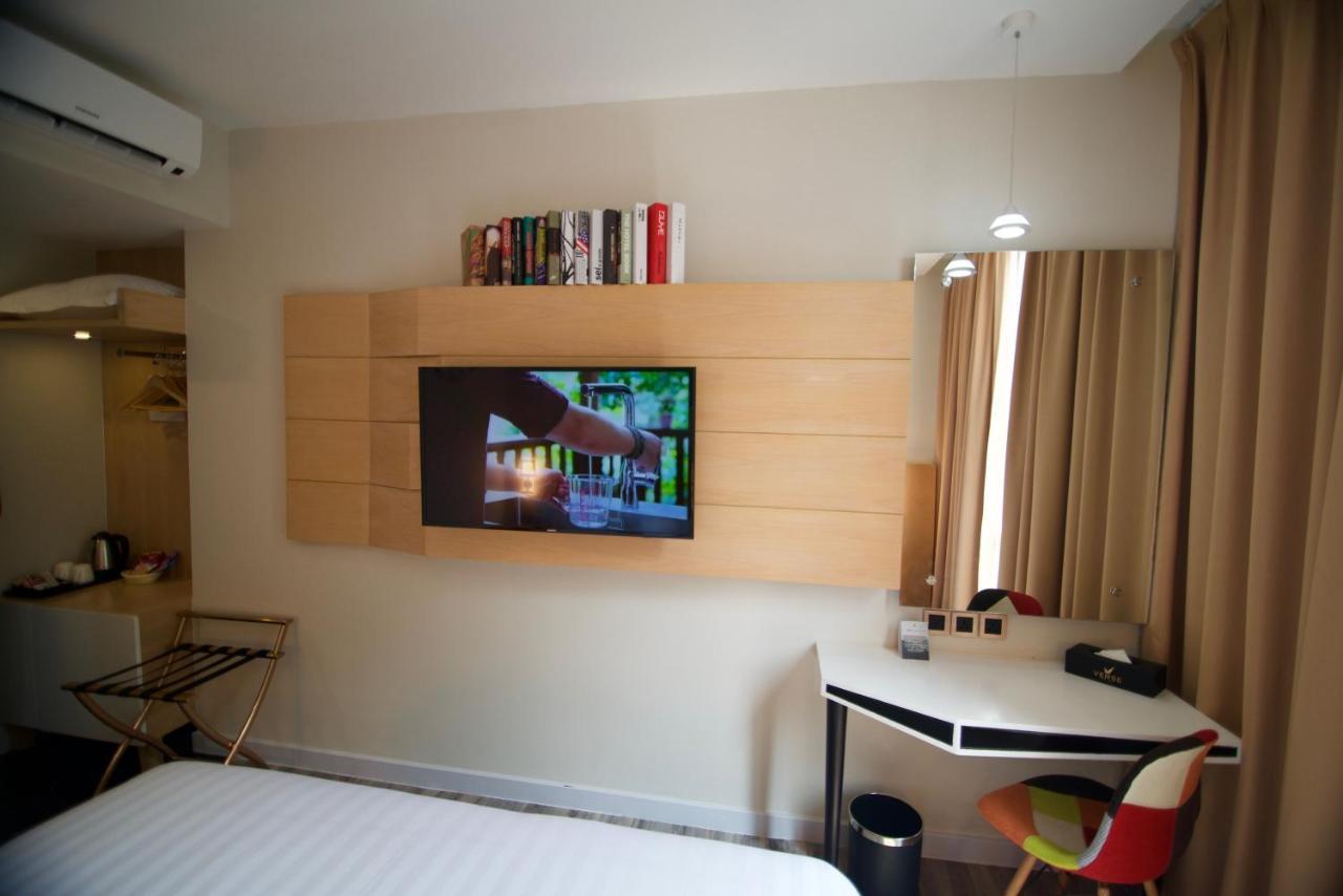 Verse Luxe Hotel Wahid Hasyim Jakarta Exterior photo